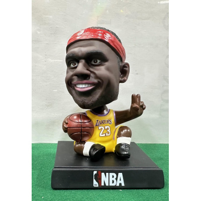 Figura sentado LeBron James Lakers